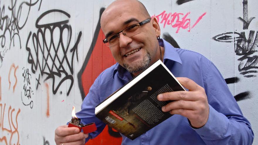 El escritor Alexis Ravelo.