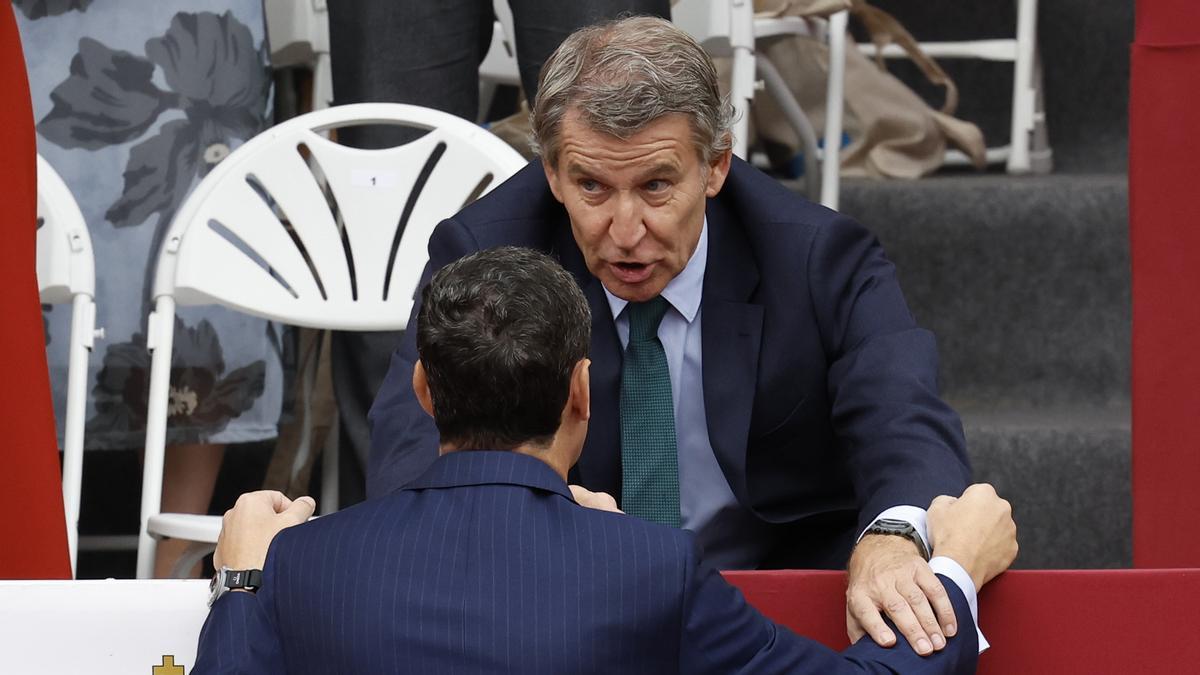 Políticos y autoridades esperan inicio desfile 12-O a pies de tribuna