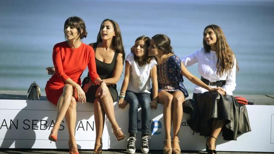 Los protagonistas de &#039;Blancanieves&#039; posan durante la presentación del film en San Sebastián.
