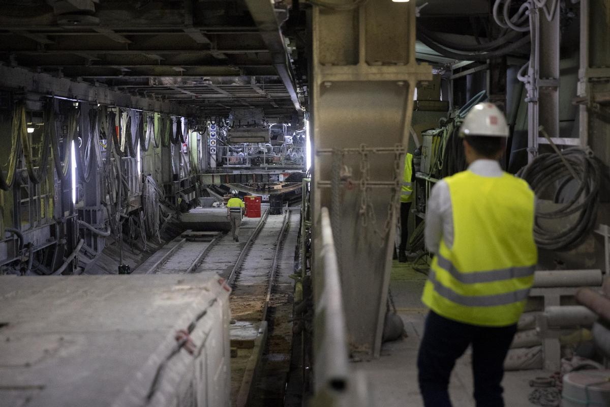 En el interior de la tuneladora de la L9 del metro