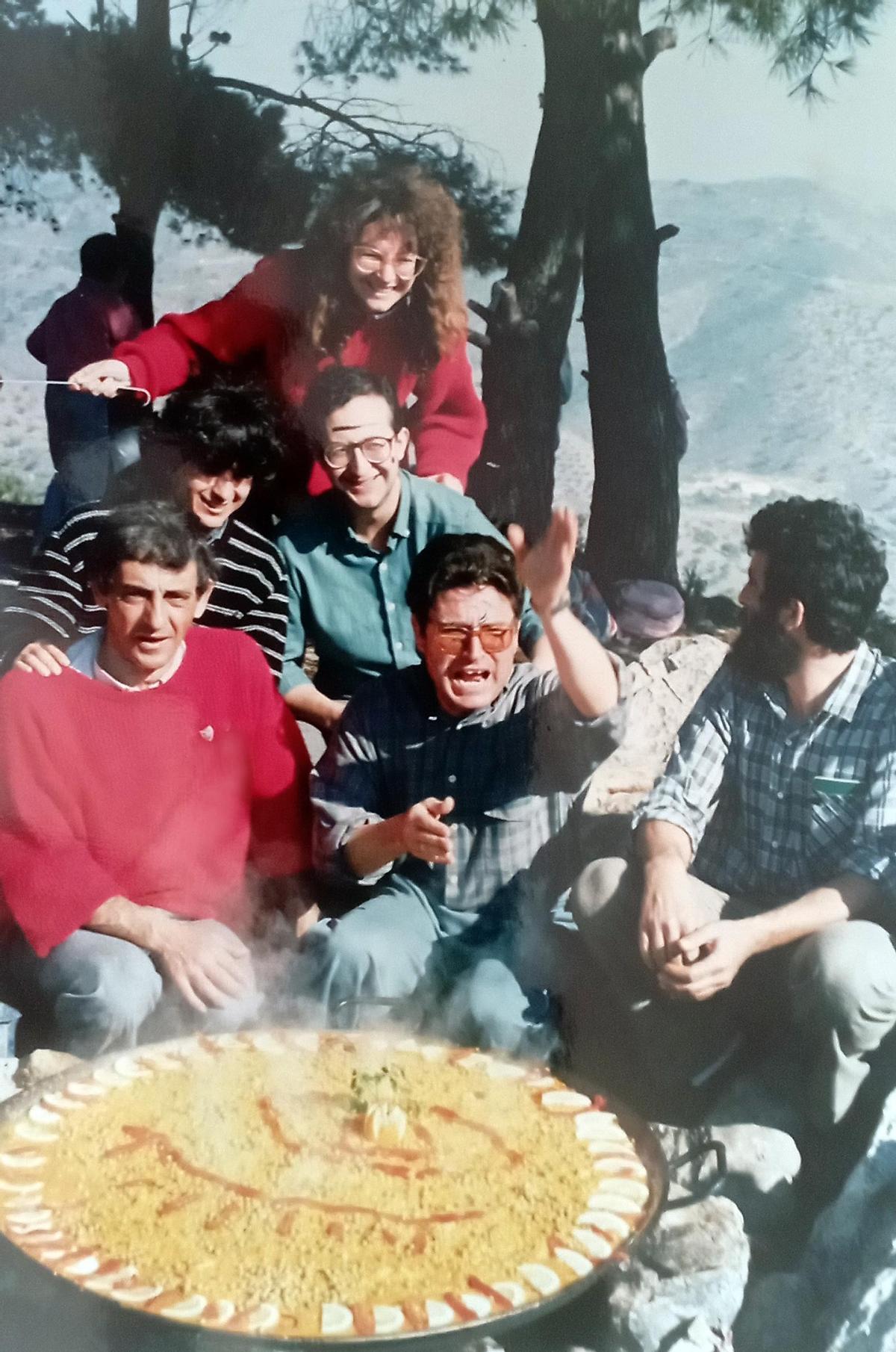 Falele Rodríguez y Paco Leal, con vecinos en una paella en el Monte San Antón en 1982.
