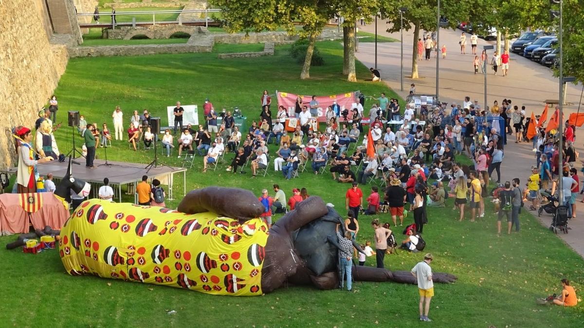 Prop de 300 persones participen en el primer acte conjunt de les entitats contràries al macroparc eòlic de Roses