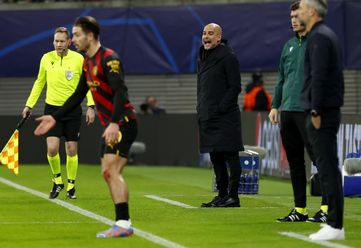 Guardiola da instrucciones a sus jugadores durante el Leipzig-Manchester City.