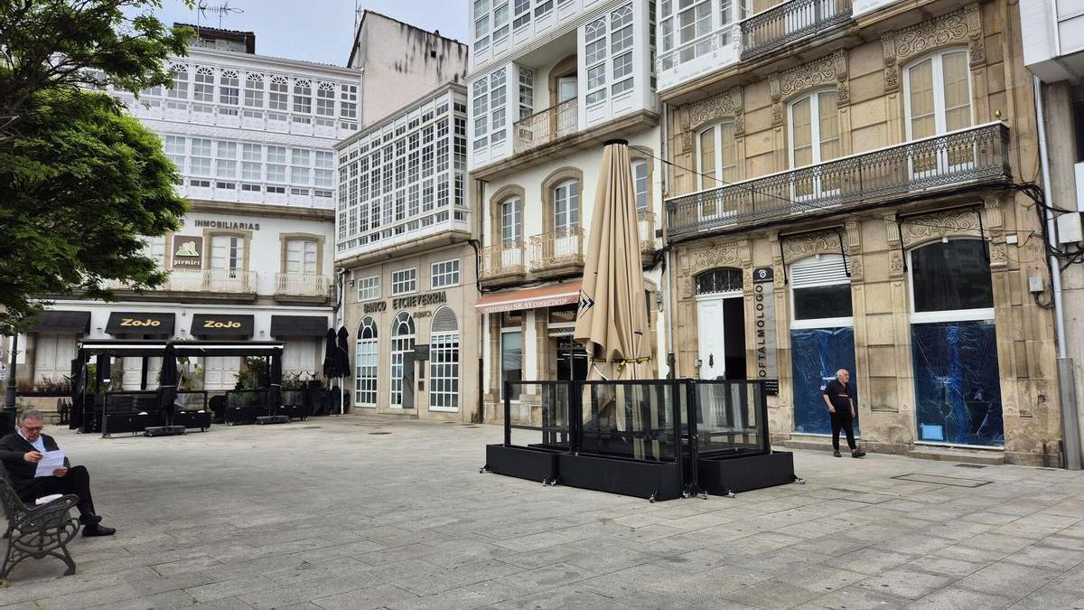 El local de A de Pedro, con las ventanas en azul y la terraza ya montada, ultima detalles antes de su apertura en el Cantón de Betanzos