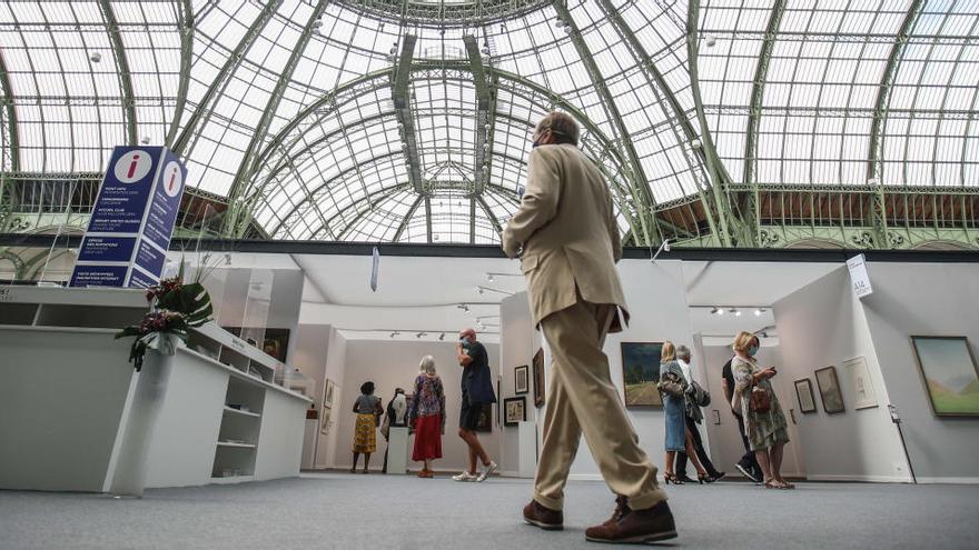 Un hombre, en la exposición Art Paris 2020 en el Grand Palais