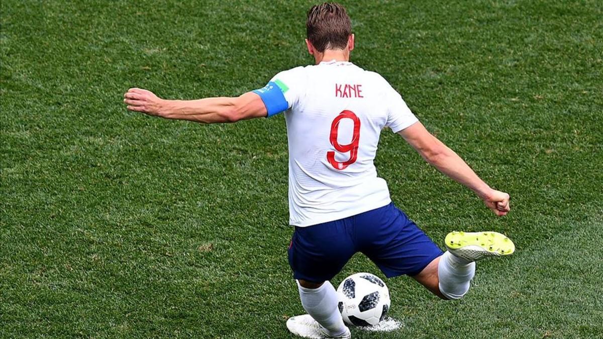 Kane, armando el disparo en el partido con Panamá