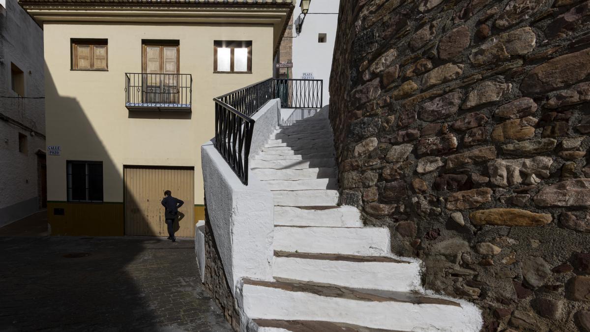 Subida a la plaza de la Iglesia desde la calle Pozo.