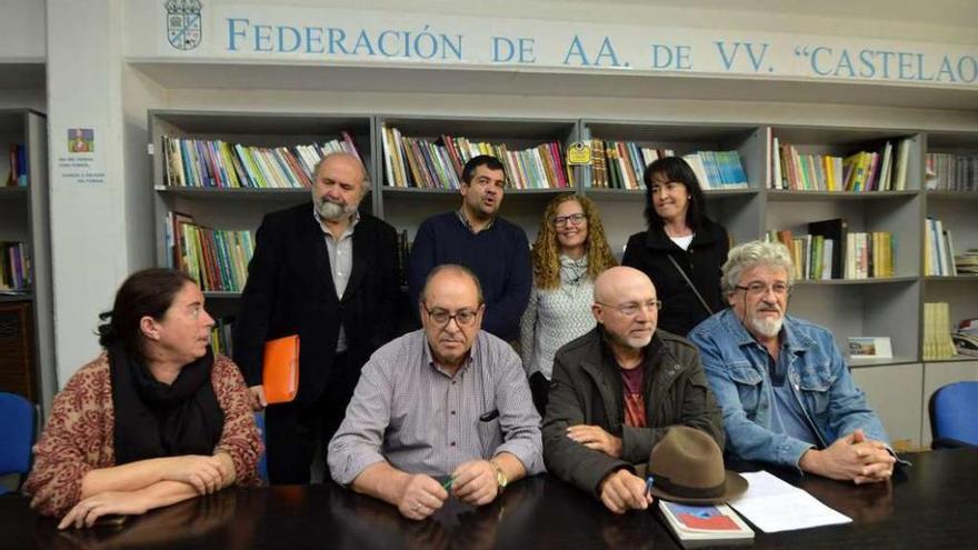 Los representantes de SOS Sanidade Pública, con Rafael Vázquez, Anxo Rincón y Rosa Casal. // G.Santos