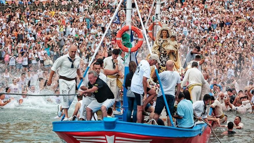 Embarcación de la Virgen del Carmen en Puerto de la Cruz, julio de 2022