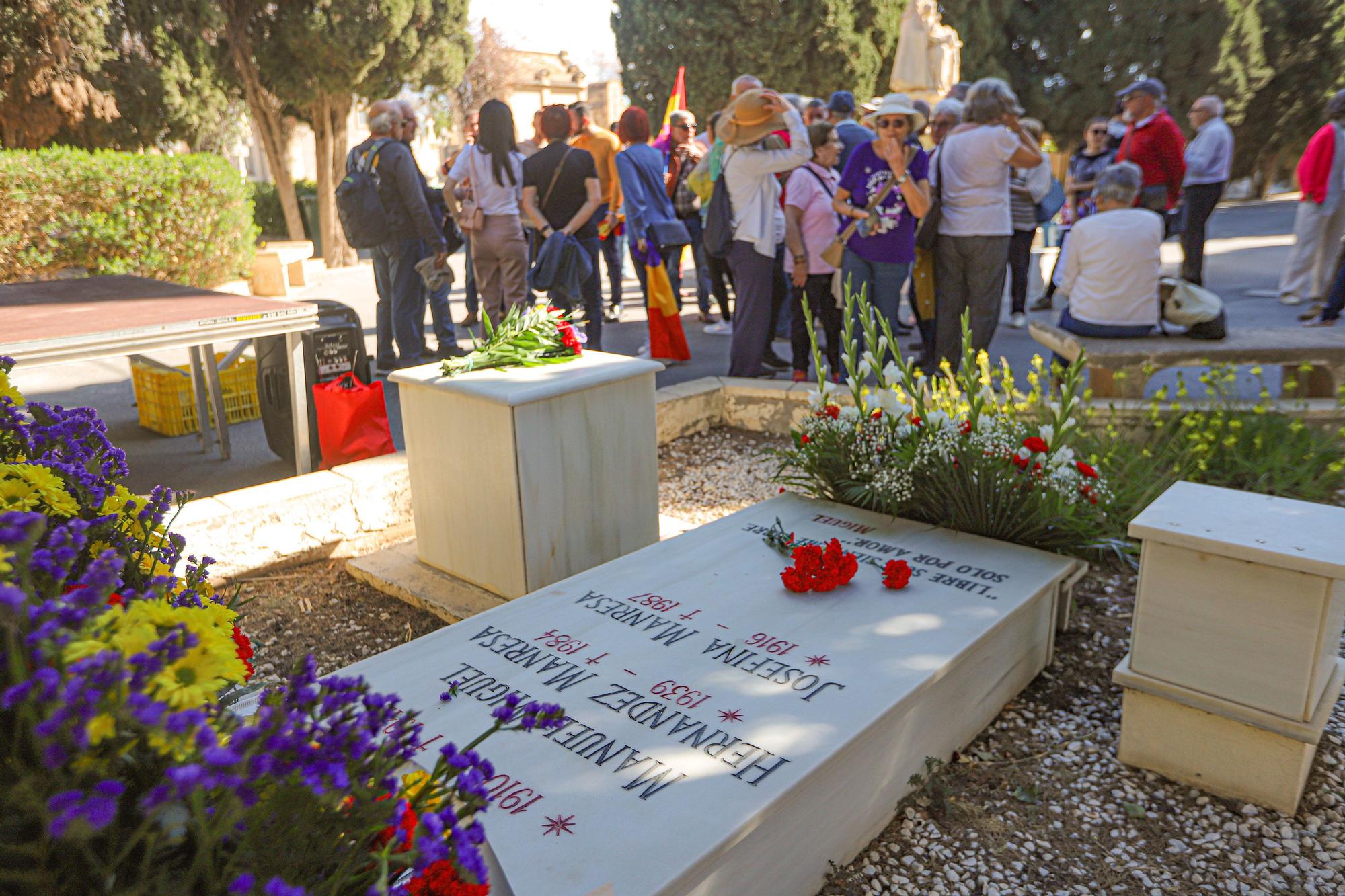 Concentración en el cementerio de Alicante por las personas fueron fusiladas y enterradas por el régimen franquista en fosas comunes