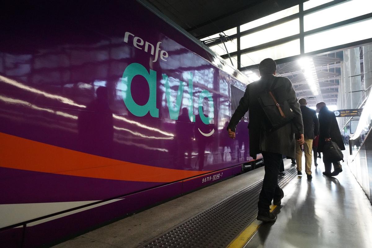 El primer AVE low cost Avlo sale de Madrid con destino València