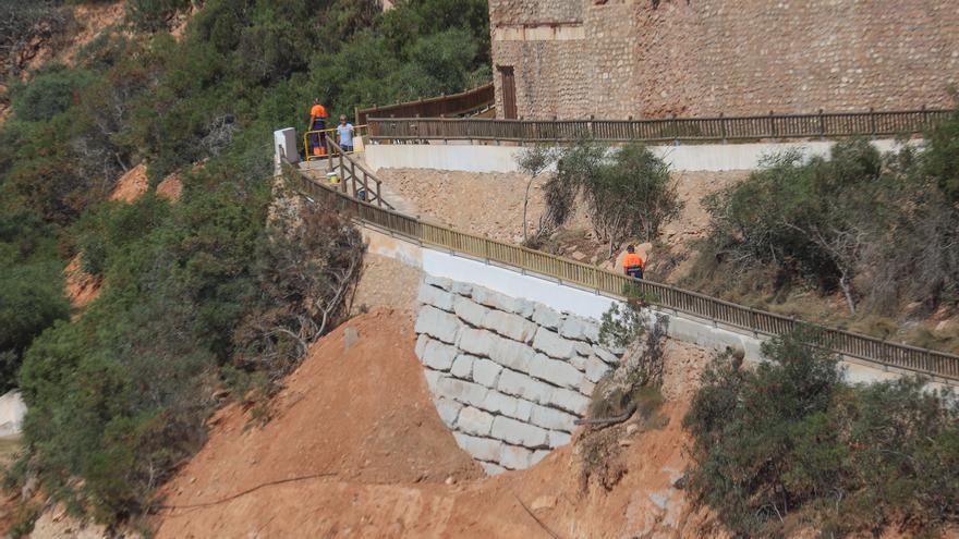 El muro de La Caleta sigue sin integrarse en el paisaje un año después