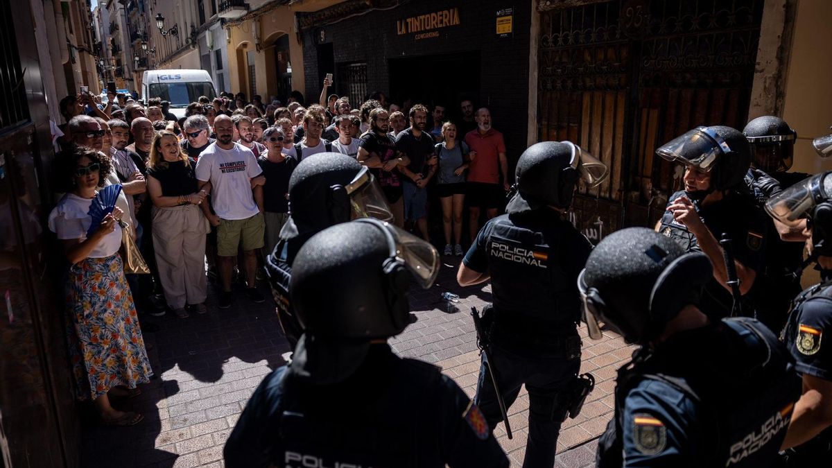 Cordón humano para evitar el desahucio de una madre soltera y sus dos hijos en Zaragoza, este lunes.