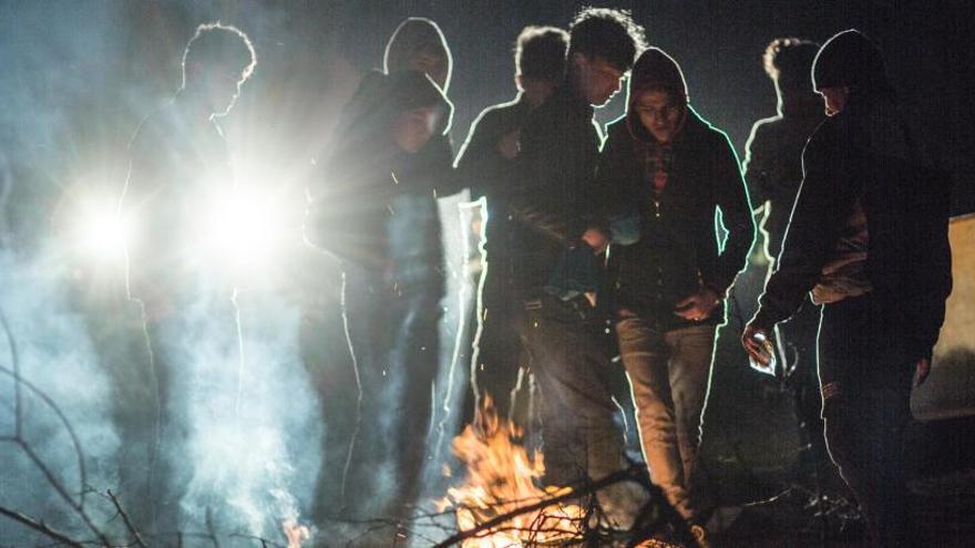 Migrants en terra turca esperant a passar la frontera pel riu Evro