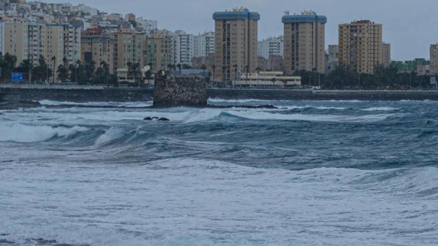 Canarias estará este lunes en aviso amarillo y naranja por vientos de más de 100 km y olas de 6 metros.