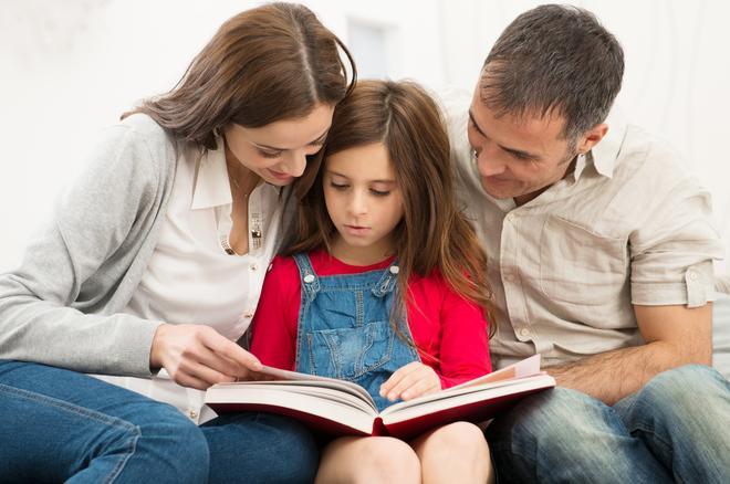 Padres ayudando a los niños con los deberes