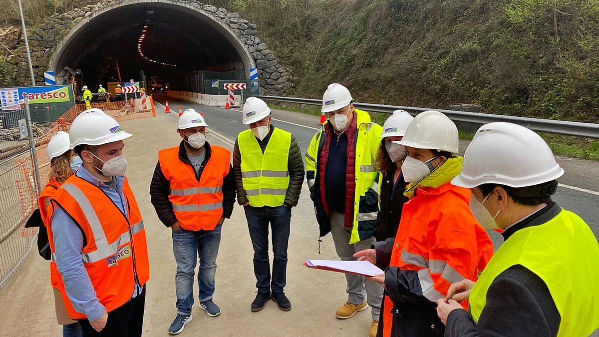 Jorge García, a la izquierda, escucha las explicaciones de la directora de obra con el resto de técnicos y autoridades, junto al túnel de Sotrondio. | Vivas