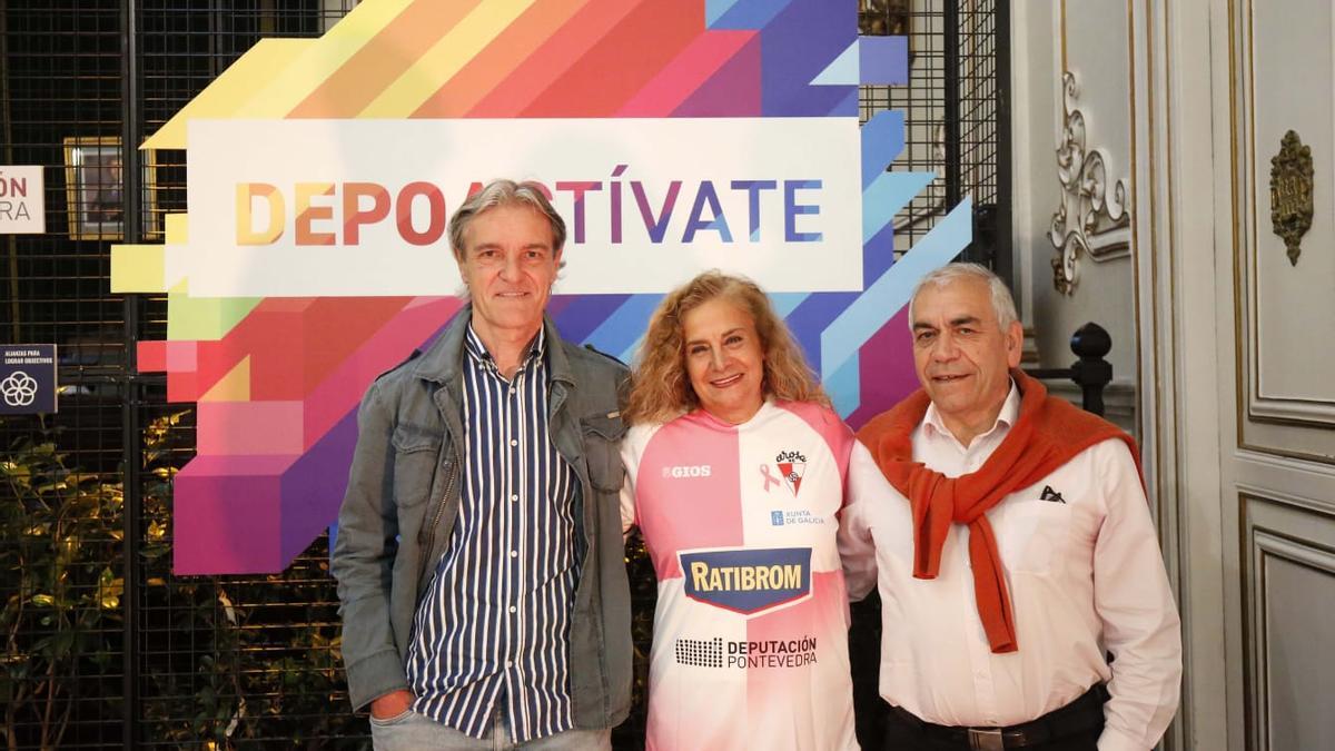 Carmela Silva luce la camiseta del Arosa contra el cáncer de mama entre Rafa Sáez y Manolo Abalo.