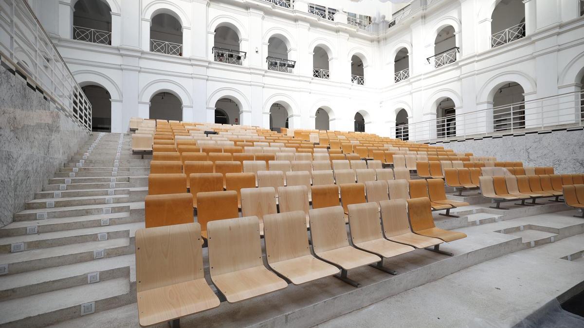 El consistori ha procedit a renovar 120 butaques de l'auditori, que compta amb una capacitat total de 300 seients.