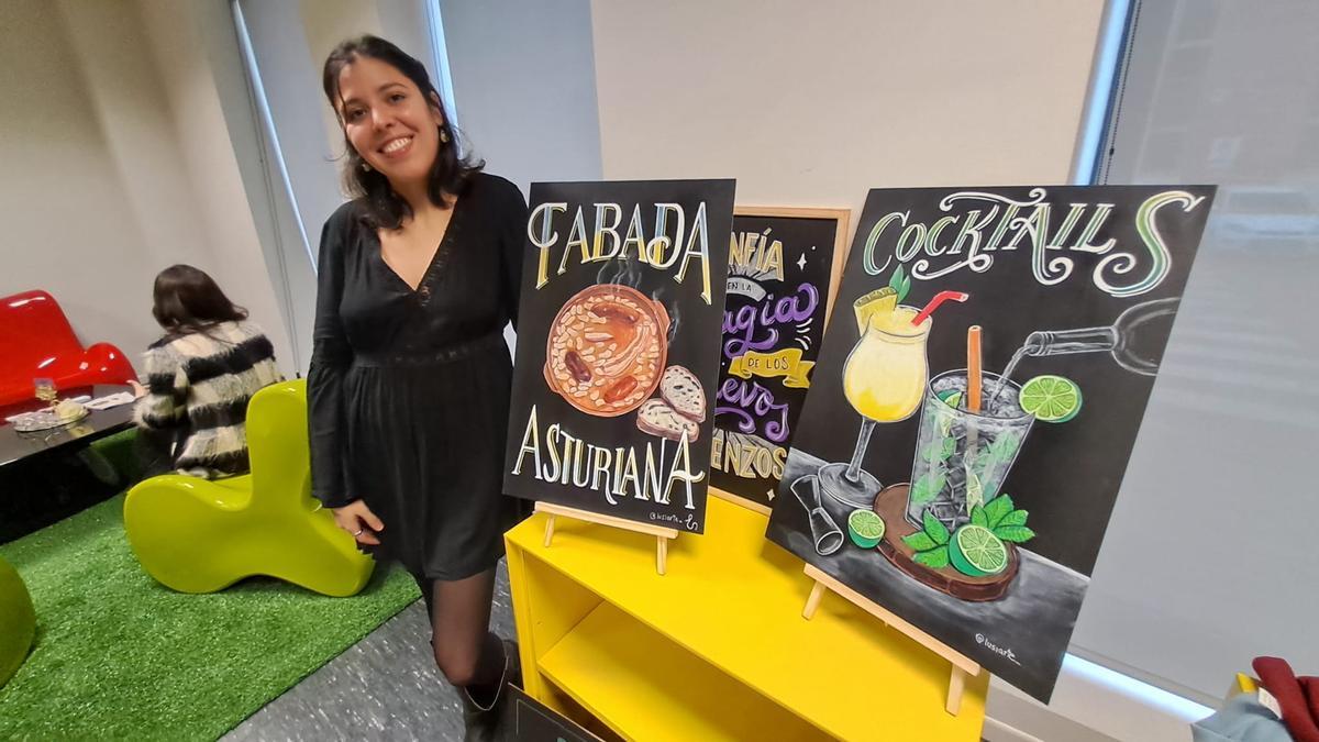 Lucia Simón, con una muestra de sus trabajos.