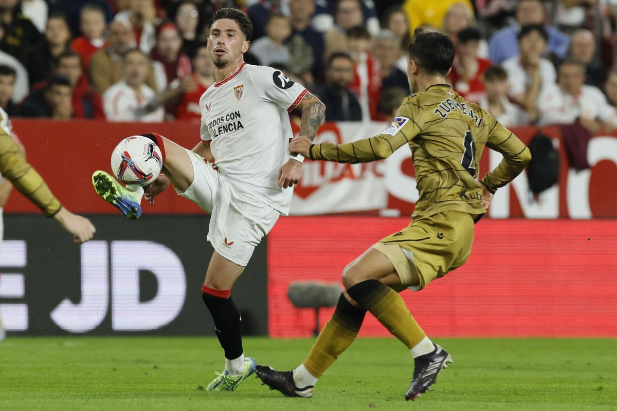 Carmona y Zubeldia, durante el Sevilla-Real Sociedad de LaLiga 2024/25