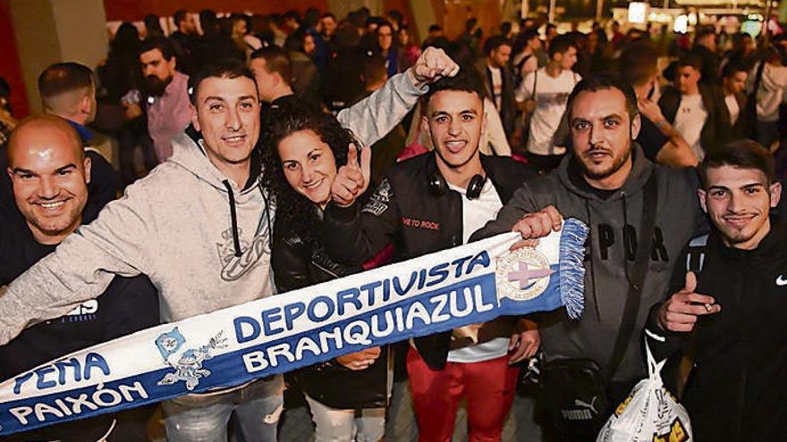 Integrantes de la peña Paixón Branquiazul, entre otros, antes de iniciar el viaje.