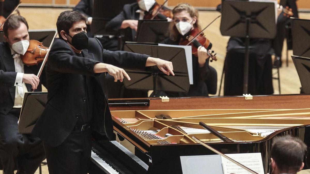 Javier Perianes, ayer, dirigiendo a la OSPA desde el piano. | Irma Collín
