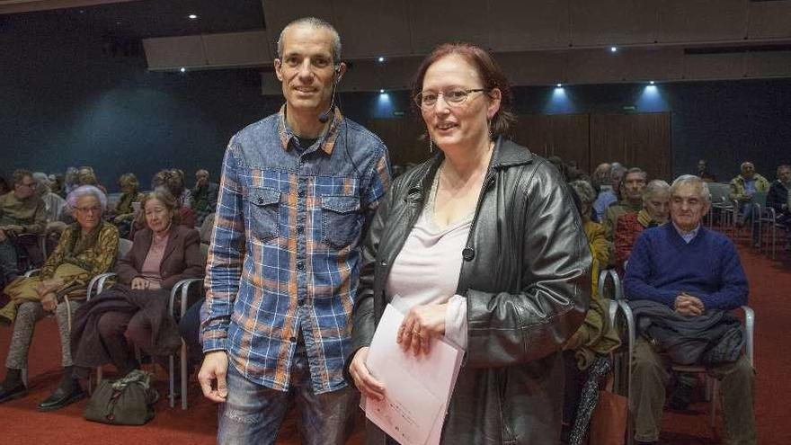 Miguel Herrero y Ángeles Gómez Borrego, ayer, en el Club Prensa Asturiana.