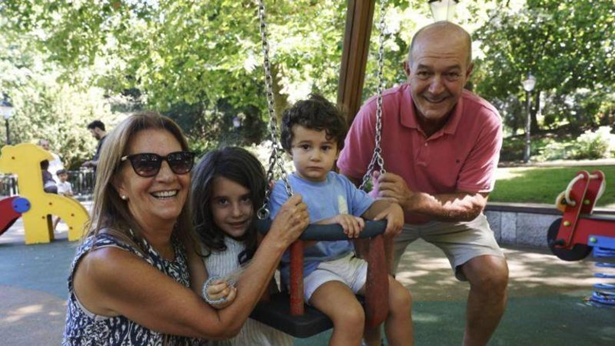 Belén Sainz y José Agustín Sánchez, con sus nietos, Loreto y Santiago Bermejo, en el Campo San Francisco de Oviedo