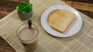 Desayuno. Una tostada y un café con leche