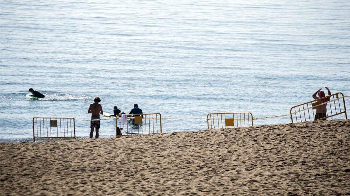 La playa del Somorrostro, acordonada