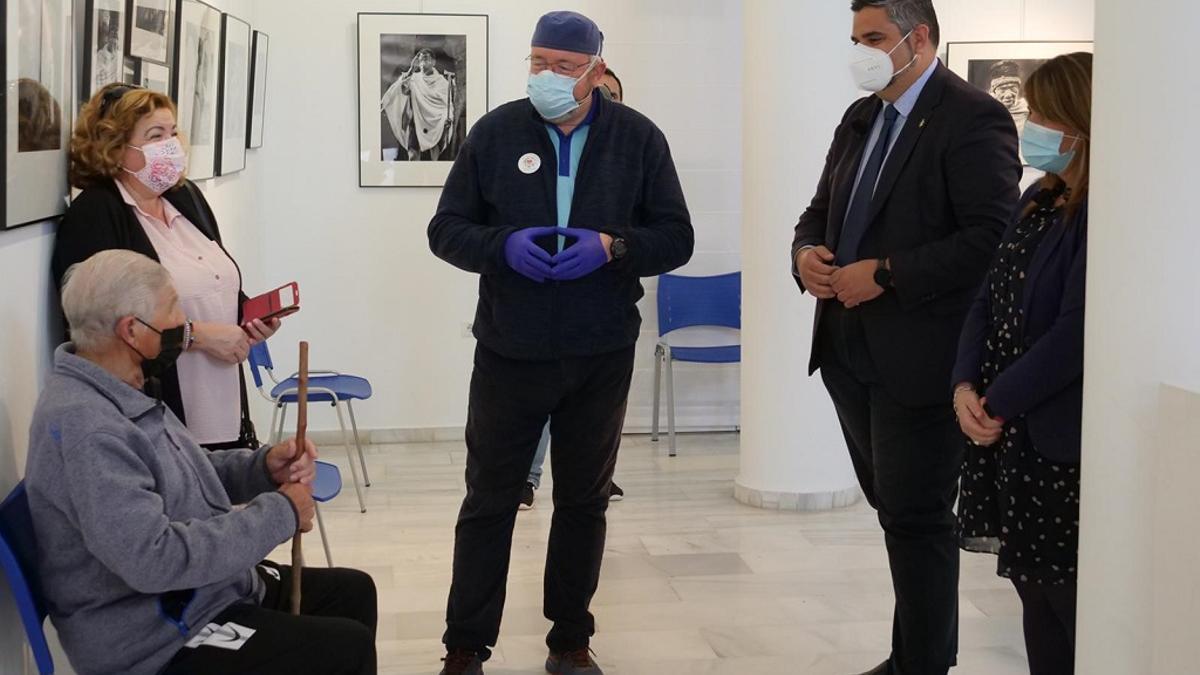 El alcalde de Mijas, Josele González, y la edil Tamara Vera visitan a los mayores que han comenzado a recibir la vacuna contra el Covid-19.