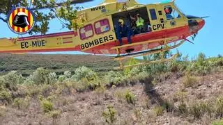 Los bomberos rescatan por el aire a dos senderistas en dificultades en la Murta