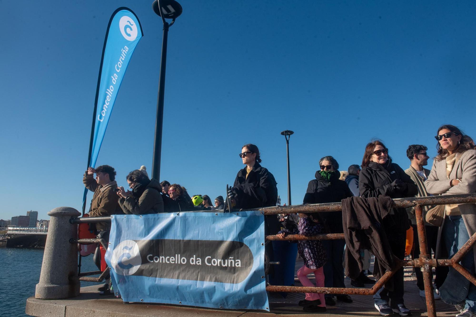 A Coruña desafía al frío y al mar para visibilizar la ELA