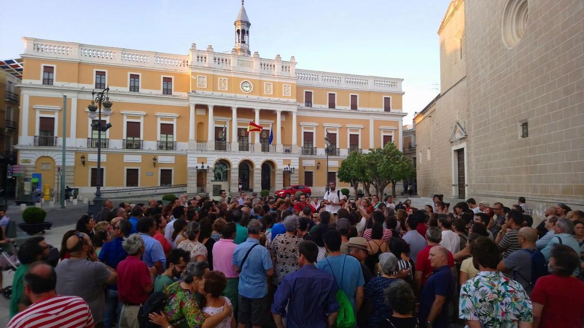 Los asistentes a una edición anterior de 'Caminando la memoria,' ante el consistorio.