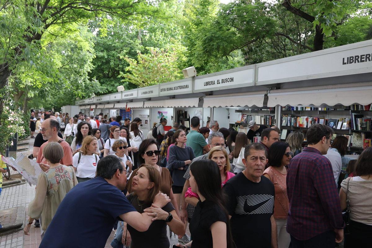 Ambiente festivo en el paseo de Cánovas durante la celebración de San Jorge en Cáceres.