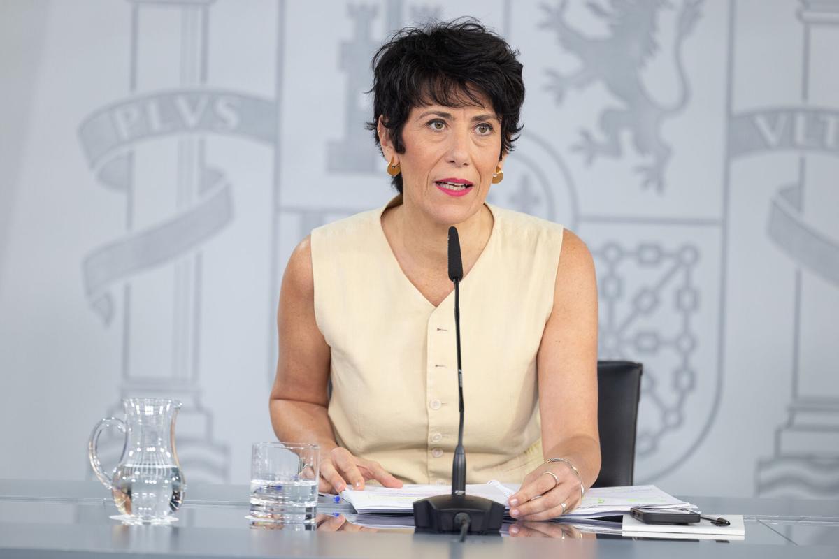 25/08/2026 La portavoz del Gobierno y ministra de Inclusión, Seguridad Social y Migraciones, Elma Saiz, durante la rueda de prensa tras el Consejo de Ministros, a 25 de agosto de 2026, en Madrid (España). El Consejo de Ministros ha aprobado este martes 25 de agosto una nueva ley de asilo y una reforma de la ley de Extranjería con el objetivo de adecuar el marco jurídico español al Pacto Europeo de Migración y Asilo, que entró en vigor en junio. ECONOMIA Jesús Hellín - Europa Press