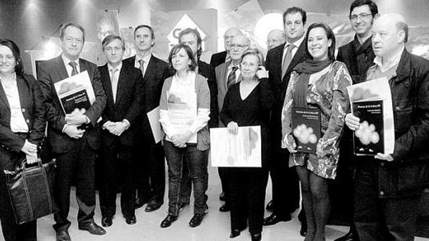 Foto de familia de todos los galardonados en los sextos premios del Colegio de Críticos Gastronómicos de Asturias.