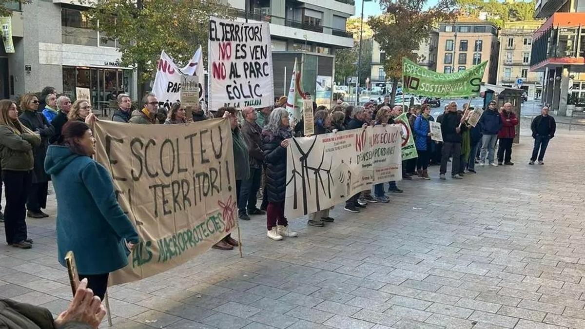 Protesta en Girona contra los macroproyectos energéticos previstos en la provincia.
