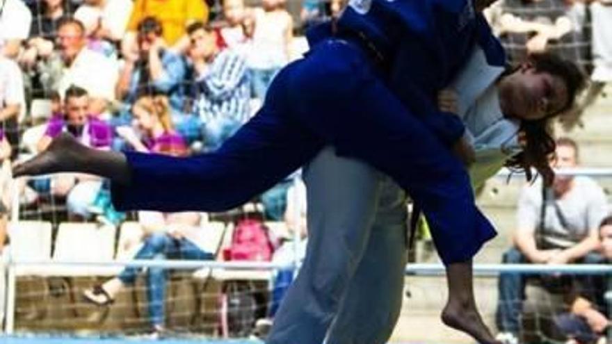 María Victoria Serrano, durante dos combates.