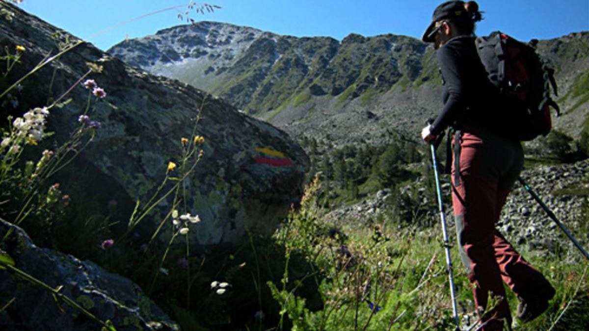 Una excursionista, en la montaña