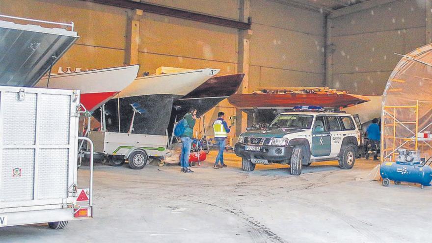 Un momento del operativo, con los agentes en el interior de la nave industrial. | Iñaki Abella
