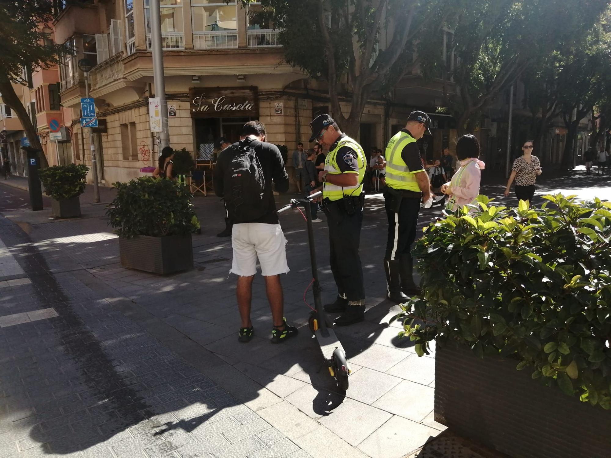 FOTOS | Controles de patinetes en la calle Blanquerna de Palma