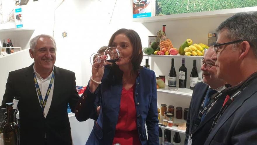 La ministra de Turismo, Reyes Maroto, prueba un vino de Tenerife.