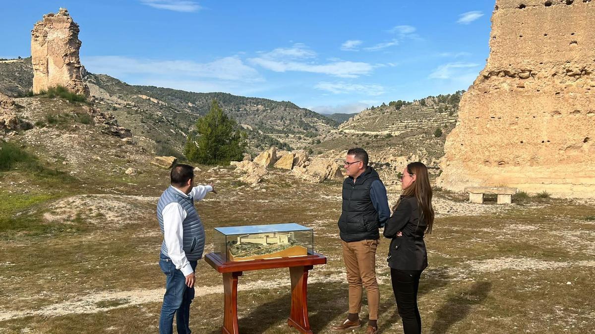 El diputado y el alcalde junto a las ruinas del castillo de Relleu.