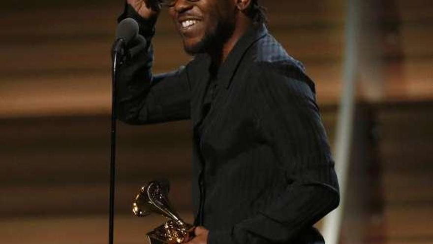 Kendrick Lamar y su premio al mejor disco de rap.