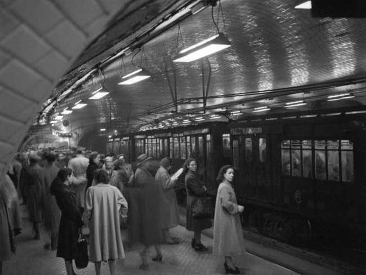Tren llegando a la estación en los años 50