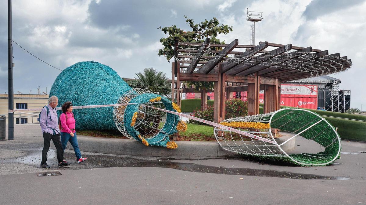 Un elemento de decoración navideña dañado en Santa Cruz.