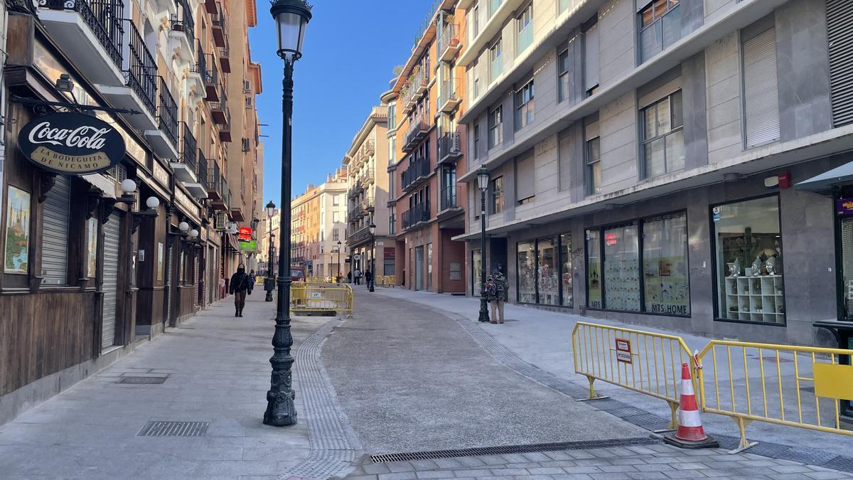 En el primer tramo de la calle Predicadores ya se puede ver cómo será la nueva calzada, ya sin adoquines y a cota cero.