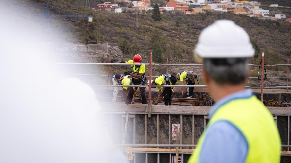 Varios operarios trabajan en una obra pública del Archipiélago.
